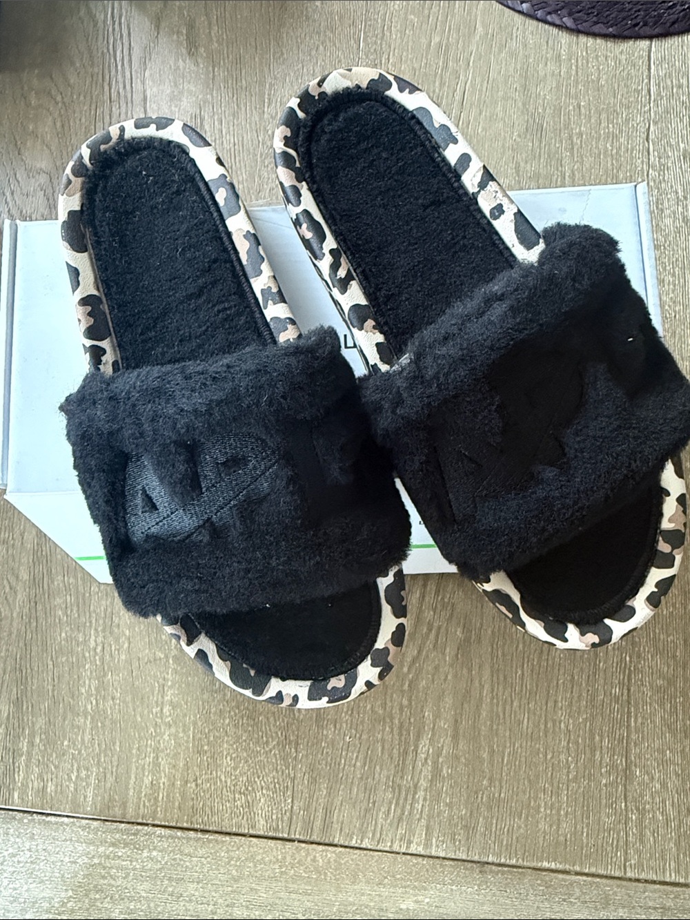 NEW APL Shearling black leopard slides size 9